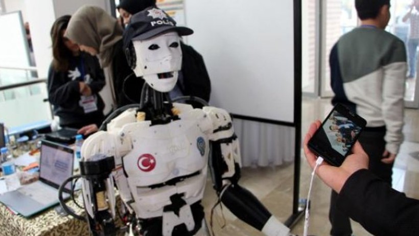 İnsansı polis robot 'Yiğido' ilgi odağı oldu