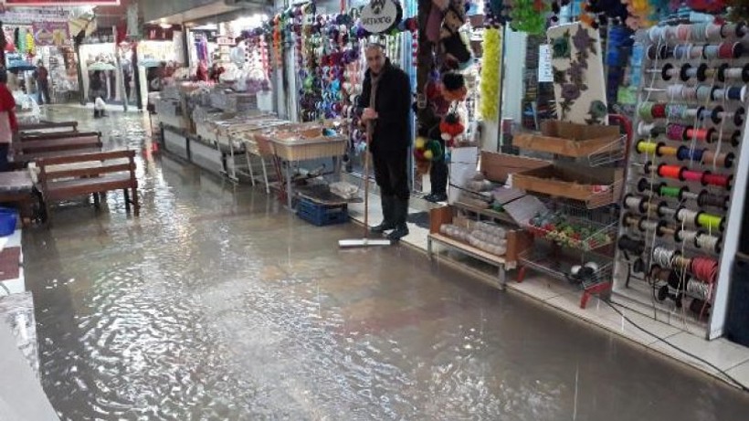 Kemeraltı Çarşısı'ndaki iş yerlerini su bastı