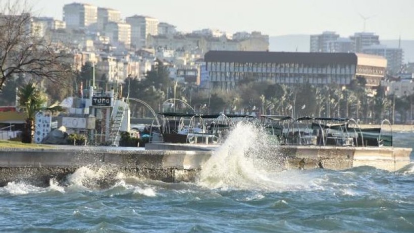 İzmir'de şiddetli rüzgar hayatı olumsuz etkiledi