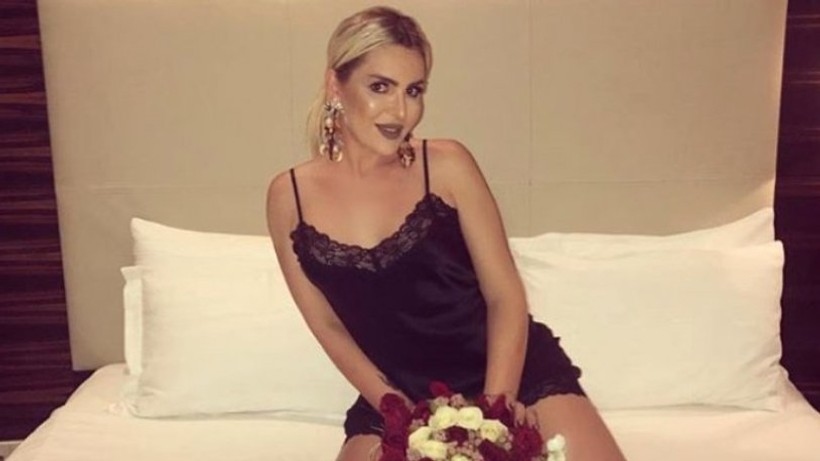 Selin Ciğerci, mayolu görüntüsüyle beğeni topladı