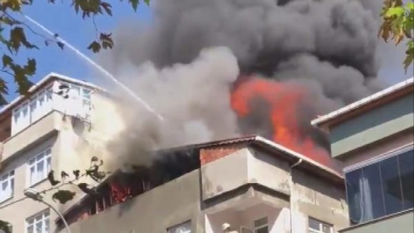 Kartal'da 4 katlı binanın çatısında yangın
