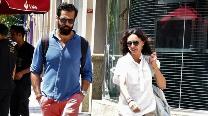 Hande Ataizi'den sevgilisi Dinç Aydoğdu ile öpücüklü aşk pozu