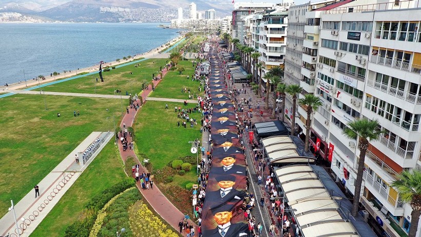 İzmir'de Atatürk'e dev poster ile saygı yürüyüşü