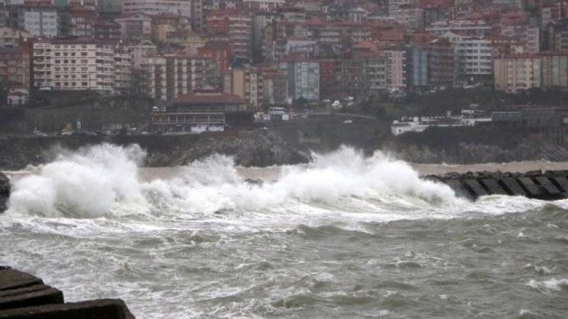 Zonguldak'ta yağmur ve rüzgar heyelan getirdi