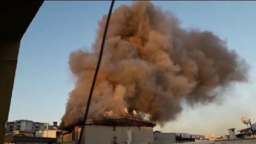 Buca'da çatı katında korkutan yangın