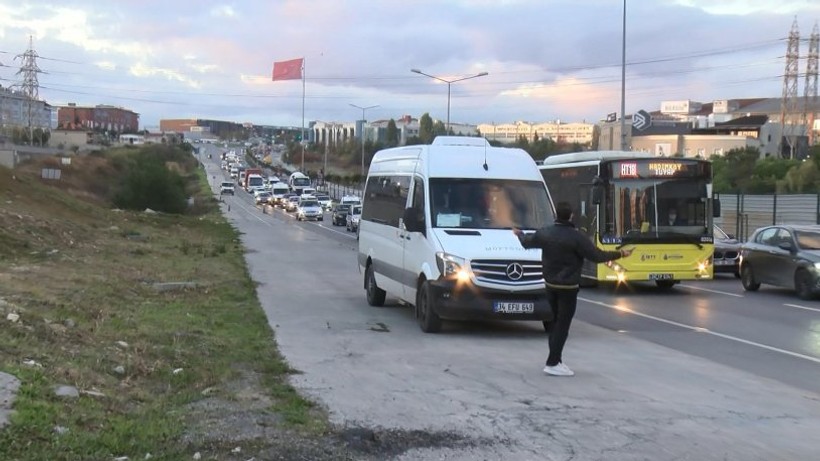 Kaldırımı da 'şerit' yaptılar: Yayalar ezilme tehlikesi geçiriyor