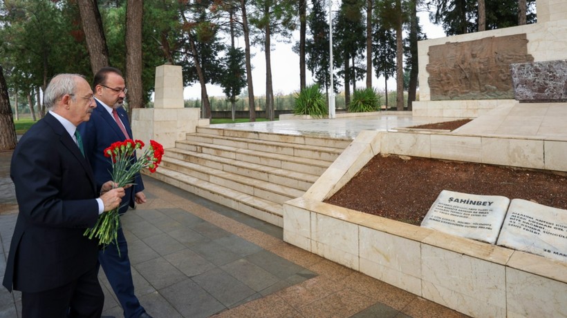 Kılıçdaroğlu, Millî Mücadele kahramanı Şahinbey’in mezarını ziyaret etti