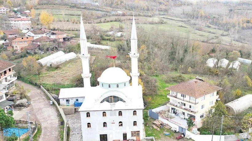 Pes dedirten olay: İmam, eşi tarafından camide başka bir kadınla basıldı!