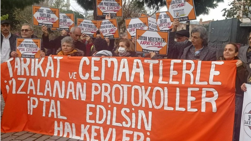 Halkevleri'nden Milli Eğitim Müdürlüğü önünde tarikat eylemi: 'Tüm protokoller iptal edilsin'