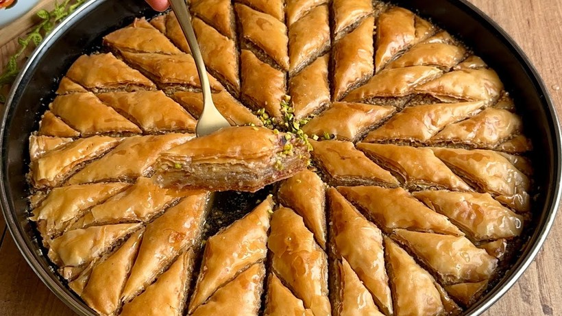 Bu tarif aklınızı başınızdan alacak! Yalancı baklavanın yapılışı