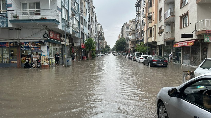 Manisa'da sağanak: Hastaneyi su bastı, 62 hasta tahliye edildi