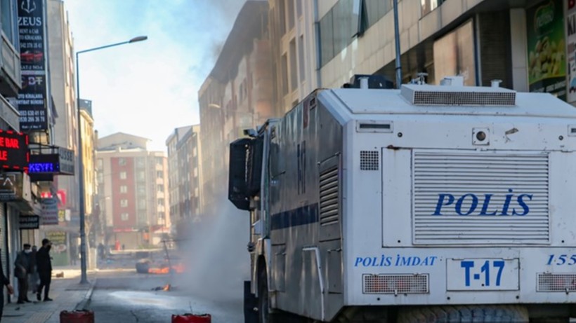 Van'da Abdullah Zeydan için yürümeye çalışan vatandaşlara polisten müdahale