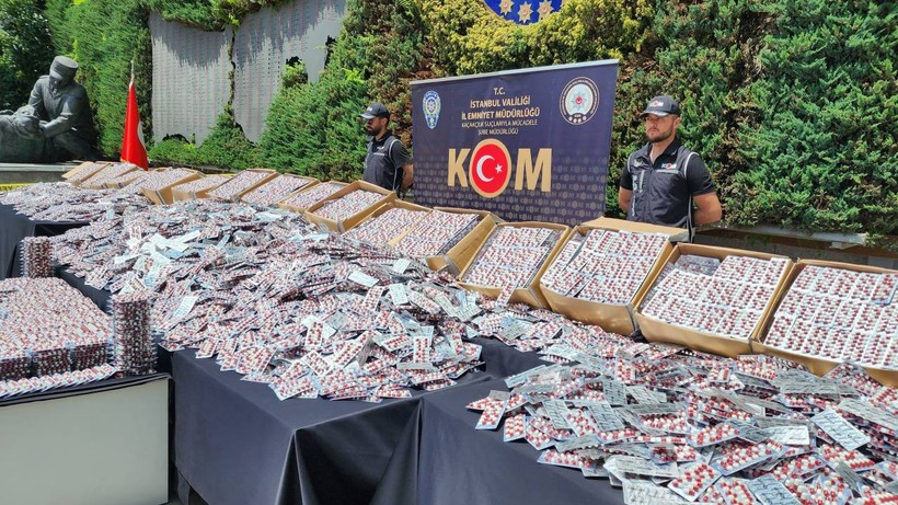 İstanbul'da uyuşturucu operasyonu! Yüzlerce hap ele geçirildi, 3 şüpheli gözaltına alındı
