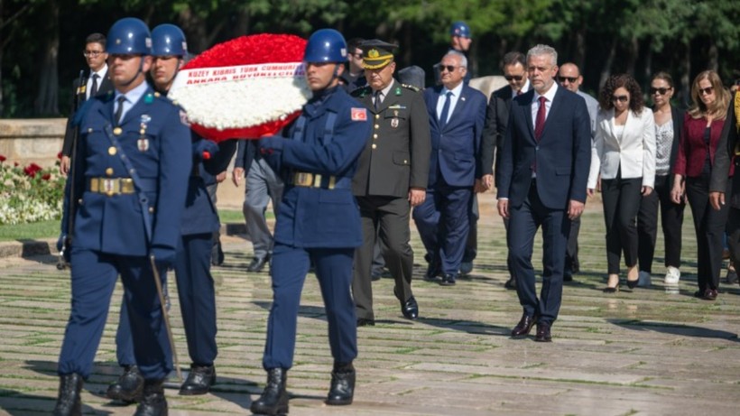 KKTC'nin Ankara Büyükelçisi Korukoğlu'ndan Anıtkabir Ziyareti