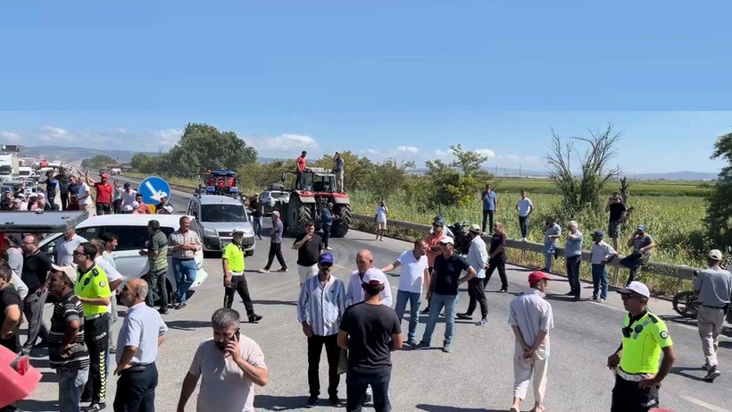 Çiftçiler 'Artık Yeter' Deyip Yol Keserek Eyleme Çıktı: 'Hükümet İstifa' Sloganları