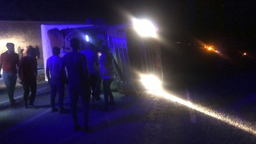 Bitlis'te Kontrolden Çıkan Tır Devrildi: Onlarca Hayvan Öldü