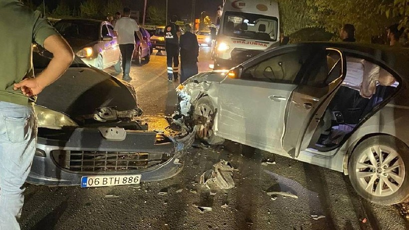 Adıyaman'da Otomobiller Çarpıştı: 3 Yaralı