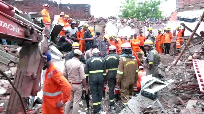 Şiddetli Yağışların Vurduğu Hindistan'da Bina Çöktü: 10 Ölü