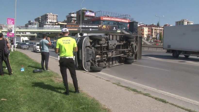 Üsküdar'da Feci Kaza: Araçta Sıkışan Sürücü Bilincini Kaybetti