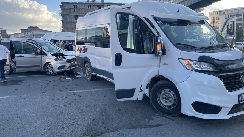 Kars'ta Öğrenci Servisi ile Otomobil Çarpıştı