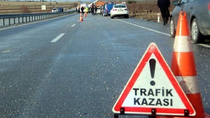 PTT Aracı ve Servis Minibüsü Çarpıştı
