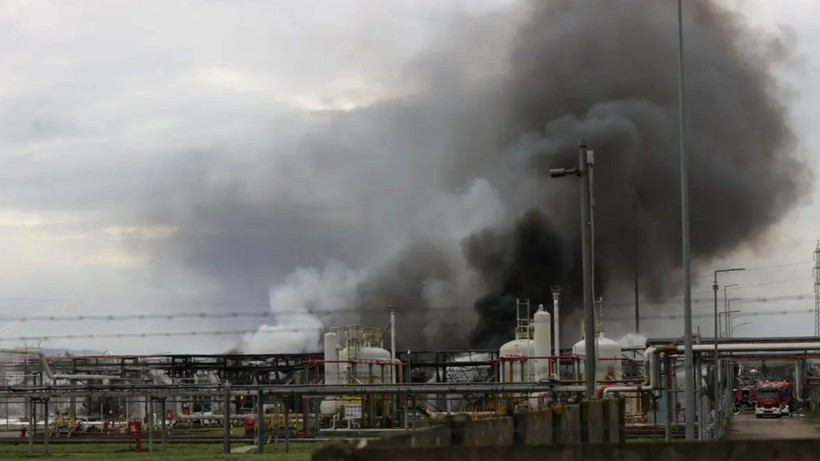 İtalya'da Petrol Rafinerisinde Patlama, Ölü ve Yaralılar Var