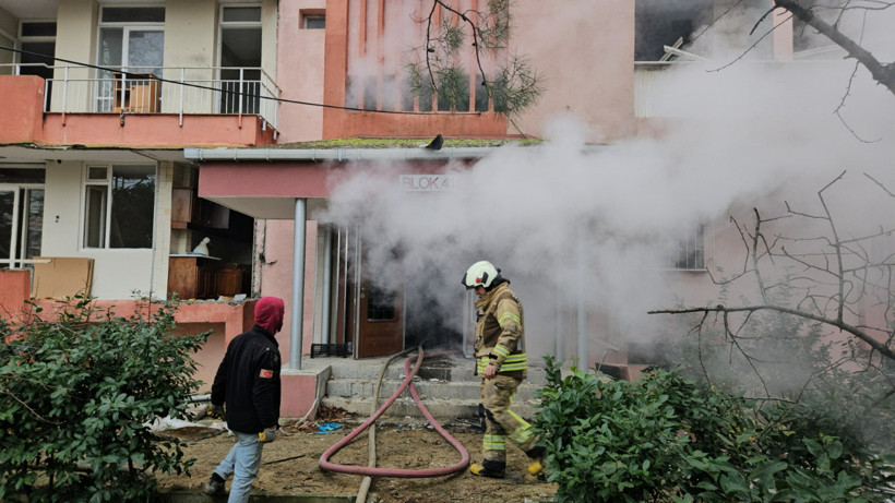 Söndürmeden Atılan İzmarit Binada Yangın Çıkardı