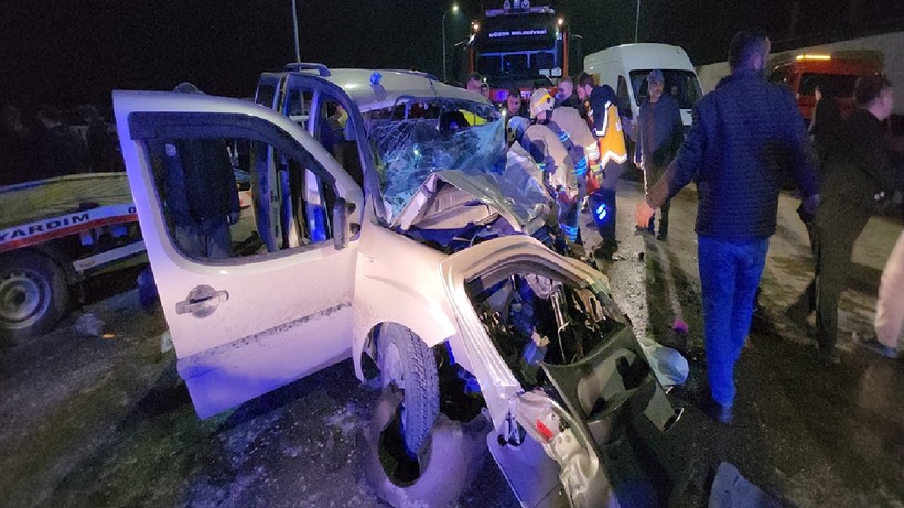 Düzce'de 3 Araç Birbirine Girdi, 7 Yaralı