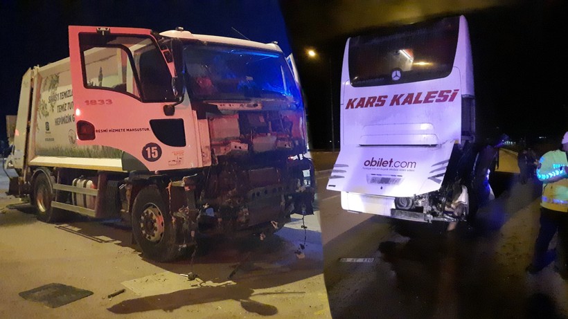 Sivas'ta Çöp Kamyonu Yolcu Otobüsüne Çarptı: 2 Yaralı
