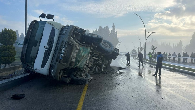 Edremit'te Yol Çöktü, Kamyon Devrildi