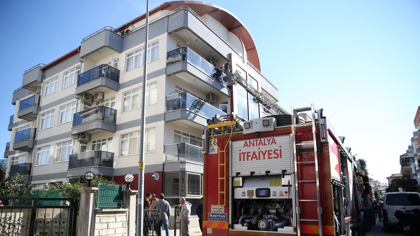 Antalya'da Faciadan Dönüldü: Yangında 5 Kişi Mahsur Kaldı