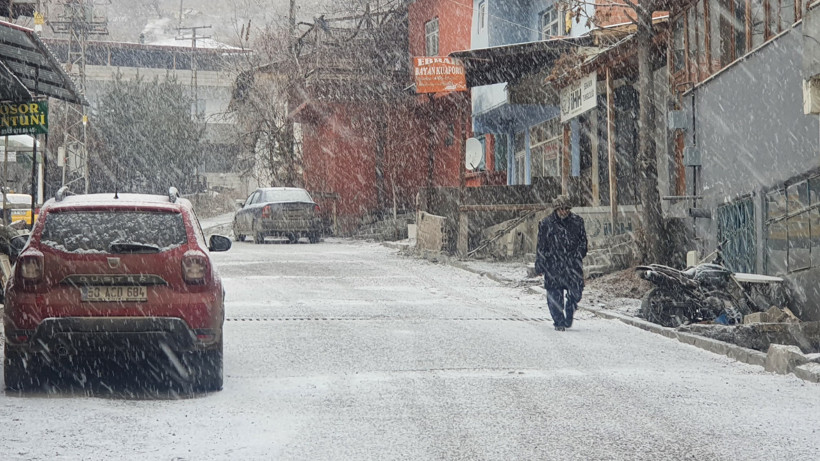 Kar Esareti Üç Kentte Hayatı Felç Etti