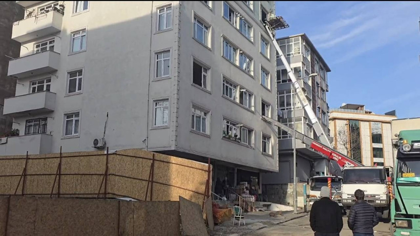 İstanbul'da Duvarlarında Çatlaklar Oluşan 7 Katlı Bina Boşaltıldı