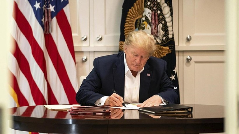 Trump’tan Flaş Adım, İstifa Eden Çalışanlara 7 Maaş Tazminat