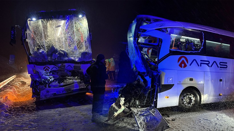 Yolcu Otobüsü TIR'a Çarptı! 1 Ölü, 29 Yaralı