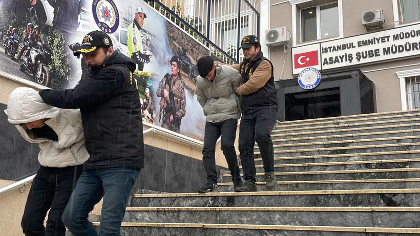 Anahtarı Unuttu, Arabasından Oldu: 2 Hırsız Yakalandı