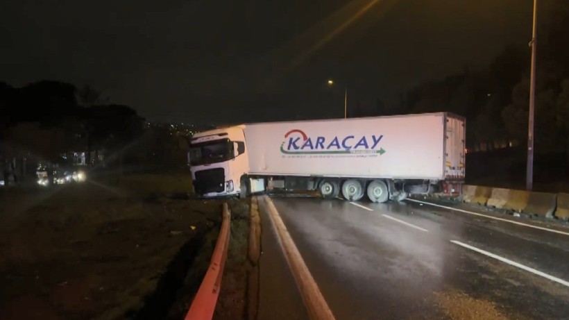 Makaslayan TIR D-100 Kara Yolunun Ortasında Kaldı