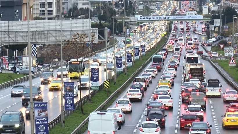 İstanbullular Haftanın İlk İş Gününe Trafikle Başladı