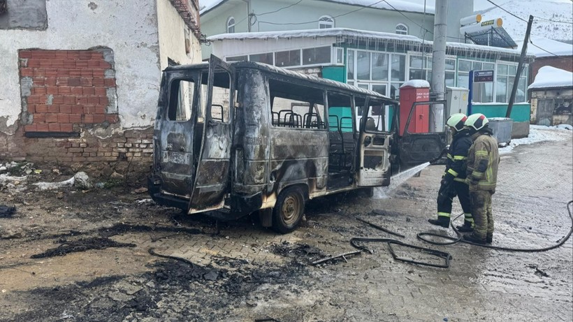 Park Halindeki Minibüs Alev Aldı