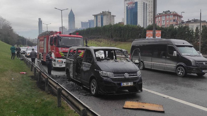 TEM Otoyolu'nda Seyir Halindeki Minibüs Cayır Cayır Yandı
