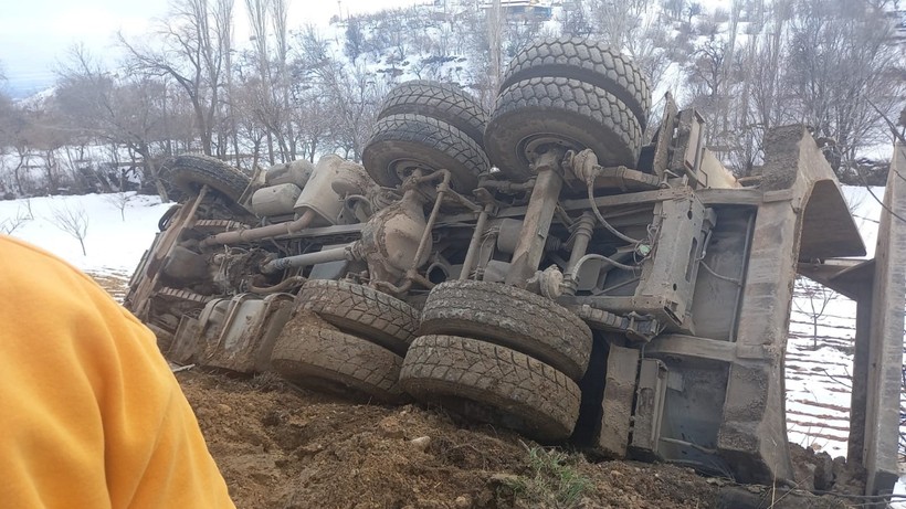 Malatya'da Hafriyat Kamyonu Şarampole Uçtu
