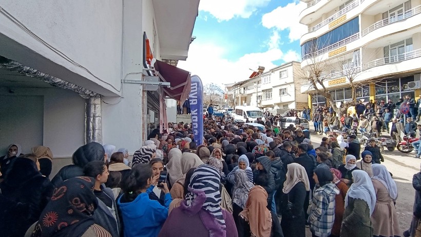 100 Liraya Ürün Almak İçin Birbirlerini Ezdiler