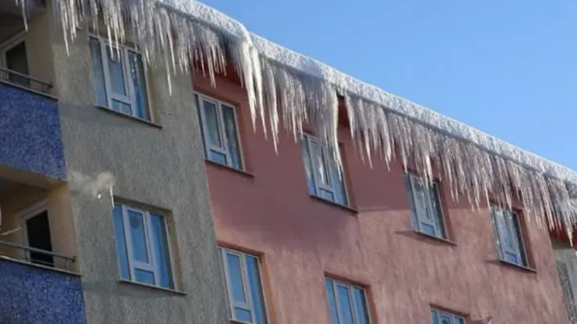 Çatılarda Oluşan Saçak Buzlar Ekipleri Alarma Geçirdi
