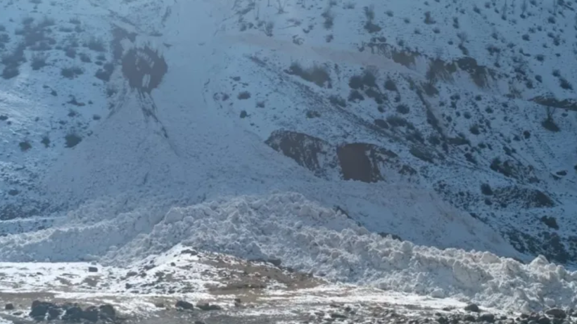 Hakkari’de Köy Yolu Çığ ile Kapandı: Ekipler Harekete Geçti