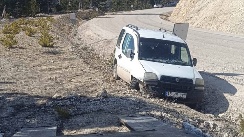 Burdur’da Hafif Ticari Araç Şarampole Uçtu