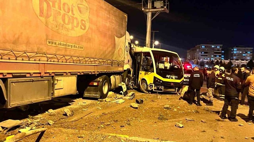 Mardin'de Tır ile Minibüs Birbirine Girdi: 4 Yaralı