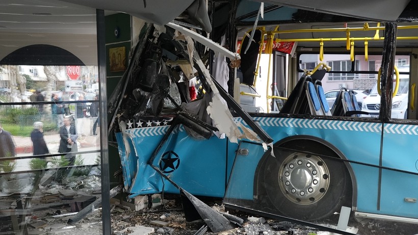 Halk Otobüsü Kafeye Daldı: 4 Yaralı