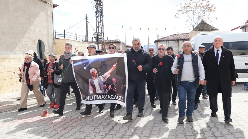 Edip Akbayram’ın Evi Önünde Büyük Vefa... Karanfiller Taşıyıp 'Unutmayacağız' Diyerek Seslendiler