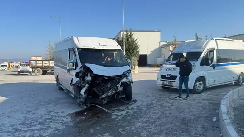 Manisa'da İki Servis Minibüsü Çarpıştı, 19 Yaralı
