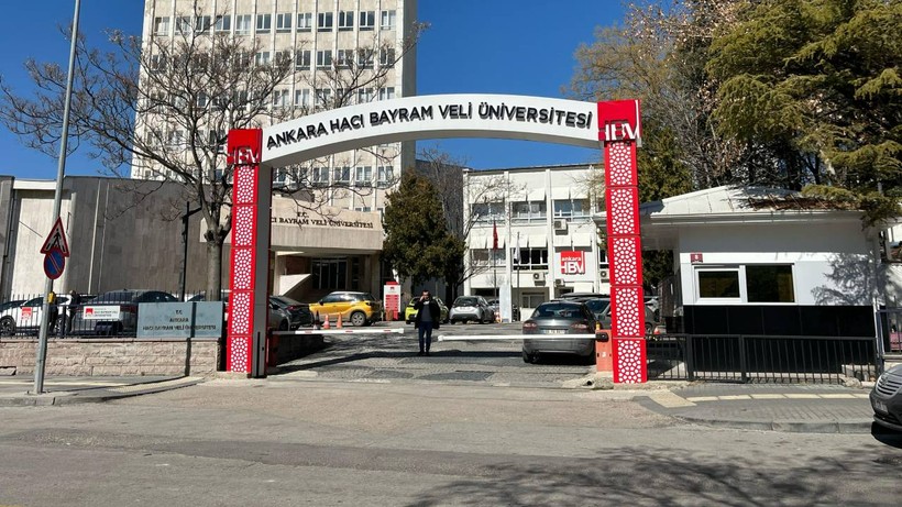 Ankara Hacı Bayram Veli Üniversitesi'nde Köpek Beslemeyi Yasakladılar